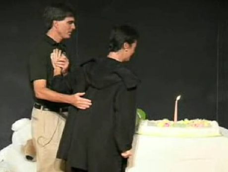 兰迪在演讲中推出给他妻子的生日蛋糕。
